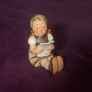 Adorable porcelain Goebel Hummel figurine in excellent condition.